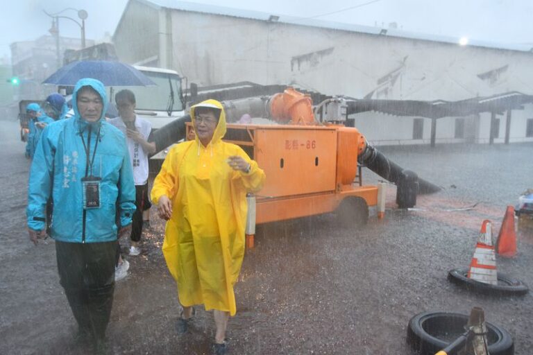 彰化大雨閃電雷聲不斷 王惠美視察易淹水地區 調派抽水機 加速讓積水消退