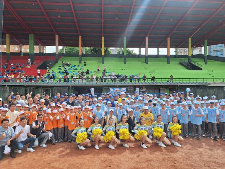 台中陽光棒球夏令營熱鬧展開 職棒球星現身來助陣