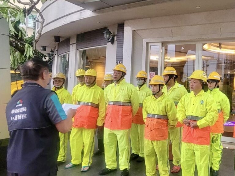 中市環保局馳援嘉義縣　風雨無阻助災後環境復原