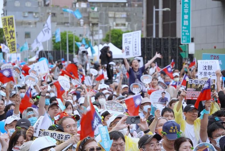 被民意震撼了 曹興誠喊話志工放下8/23罷免 讓民進黨自己努力