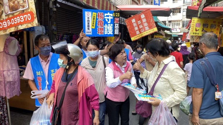 楊瓊瓔掃街大雅市場催票「不同意罷免」