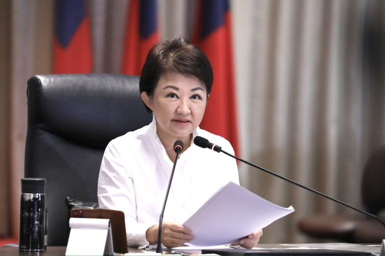 以「台中公園湖心亭」為設計主軸 盧市長宣布：「台中新市旗」出爐！