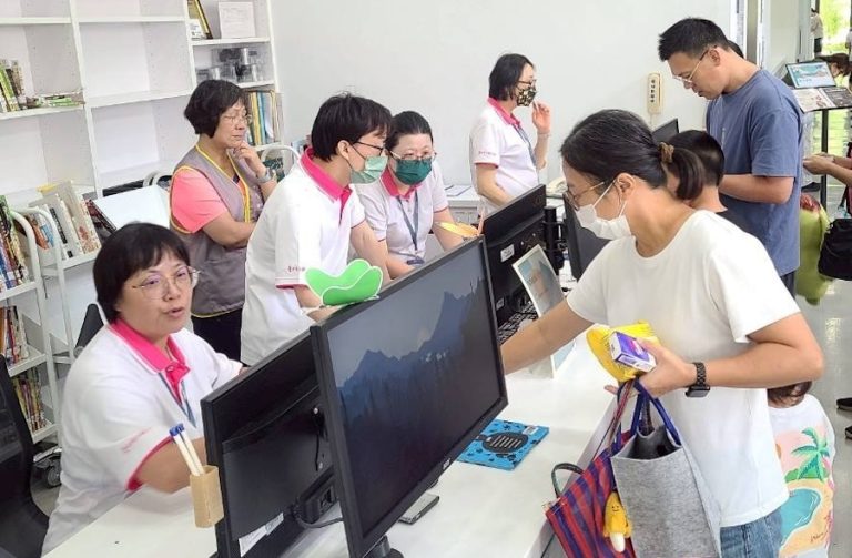 借書還能換衣服！ 中市上楓圖書館讓永續生活很時尚