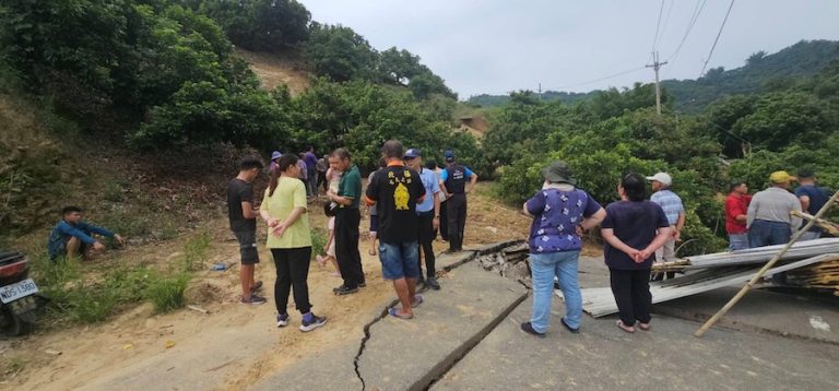 霧峰暗坑巷因豪雨崩塌 水利局緊急搶修便道助農民採收龍眼