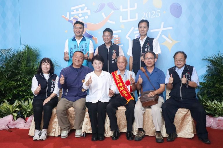 與400位模範父親合照 盧市長：父愛如山、堅韌無畏