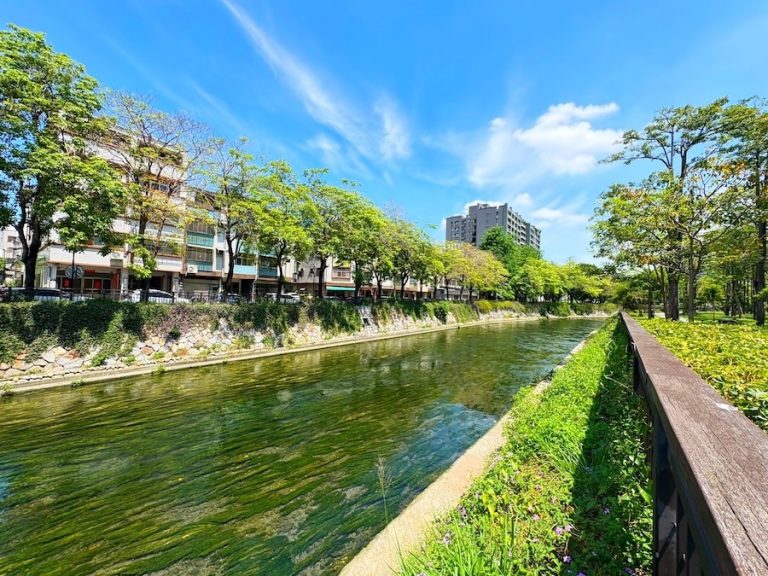綠川水岸融合人文生態 河岸環境優美邀市民周末漫步