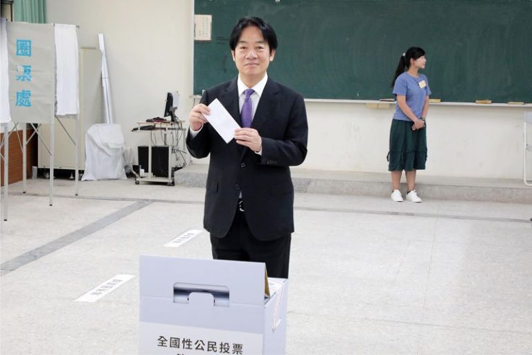 賴清德返安平投票 展現民主實踐的精神