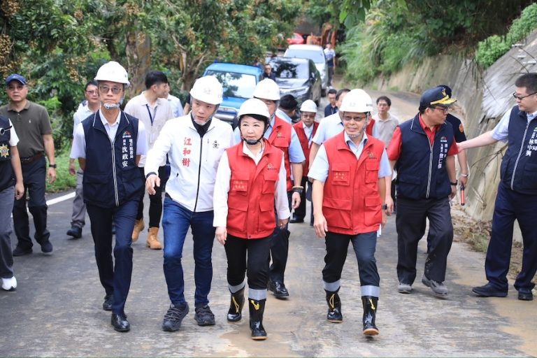 連日豪雨致台中霧峰暗坑巷災損 盧市長親赴關心搶修進度：全力保障市民安全