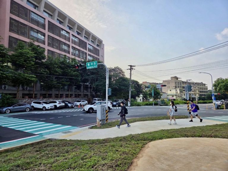 嶺東科大感謝市府貼心規劃！ 「綠36用地」綠美化完工守護師生通行安全