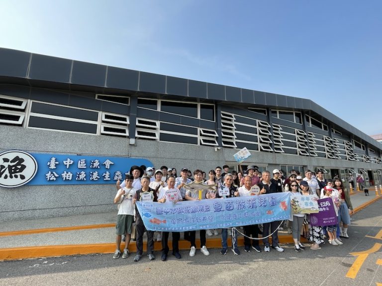60萬尾魚苗放回大海 中市松柏漁港魚苗放流體驗海洋生態