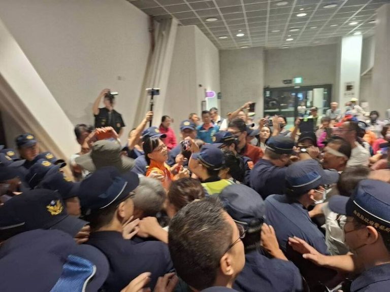 名間鄉焚化爐第5次環評會 民眾怒吼衝破警方人牆抗議