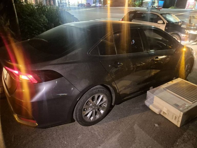 冷氣砸車驚魂！無牌微電車違規上路釀事故 警方依法開罰