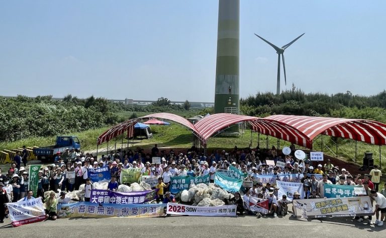 近千人響應淨灘 中市環保局推動「煙蒂不落地 減塑好生活」