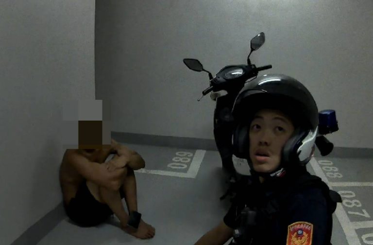 逃逸移工拒檢狂奔闖捷運　中警將人堵在牆上還查到毒品