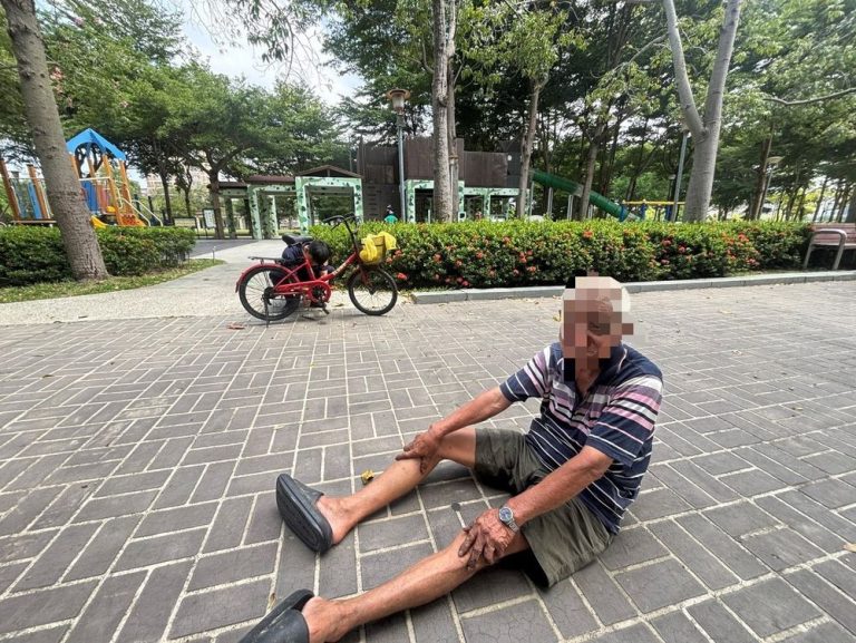 女警台語卡卡變暖心催化劑!阿伯單車落鏈跌倒 警逗笑修車送回家