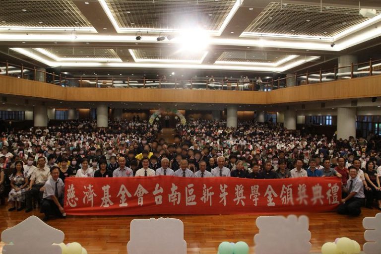 台南慈濟頒新芽獎學金 課輔班學生奏樂展自信