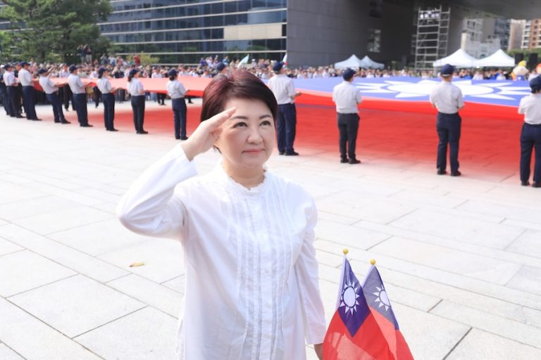 中市府國慶升旗2.3萬人次擠爆府前廣場、紀念物秒殺 盧市長：七年辛勤耕耘迎市政豐收！