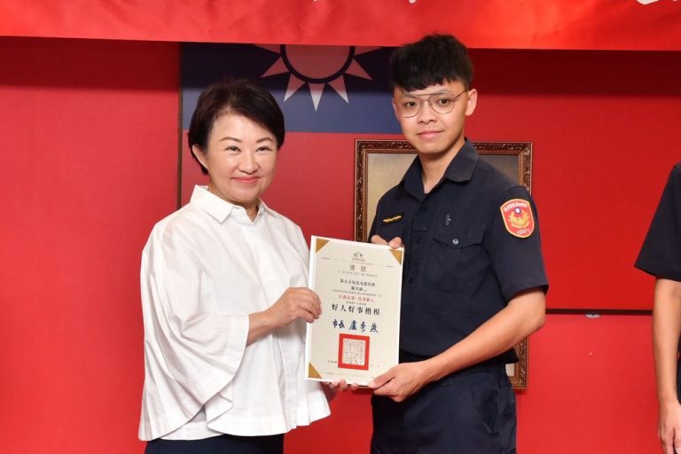 感恩有你！員警搶救成功，民眾秋節前親自致謝