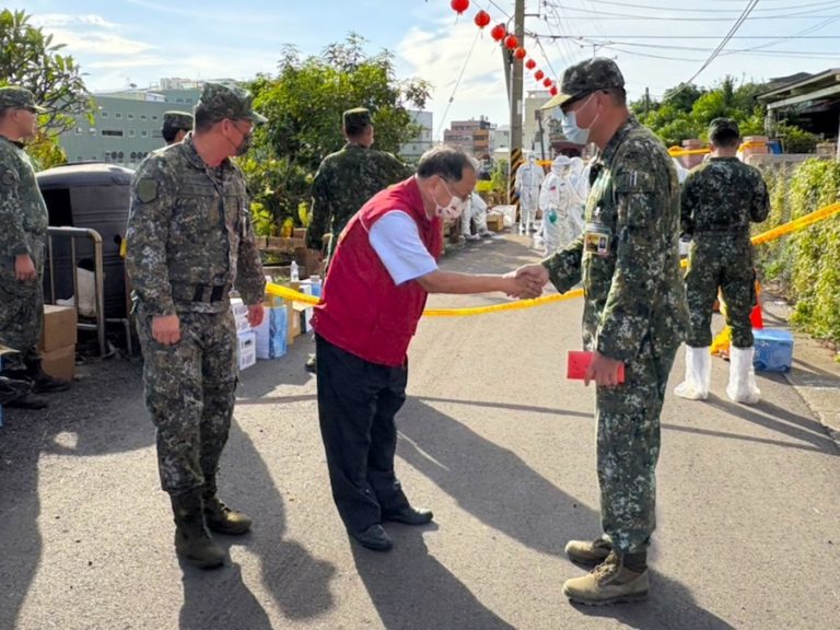 全力防堵非洲豬瘟疫情 121名國軍官兵投入梧棲清消 民政局長致贈加菜金感謝防疫辛勞