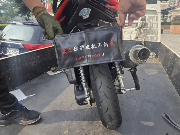 妙齡女深夜騎翹牌噪音車,警舉發2項違規並扣車