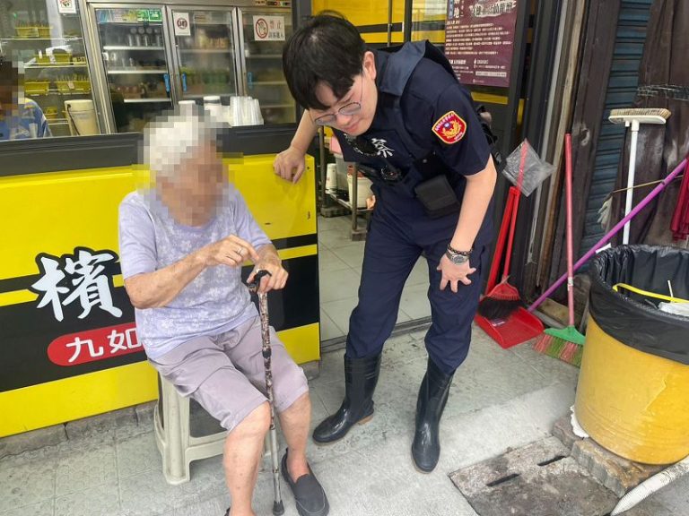 拐杖藏著家的方向 陽明警用愛心為老婦指路