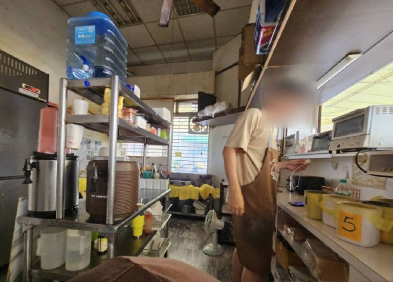 挽衣袖、穿圍兜   警察喬裝成早餐店員一舉擒獲64歲高齡車手