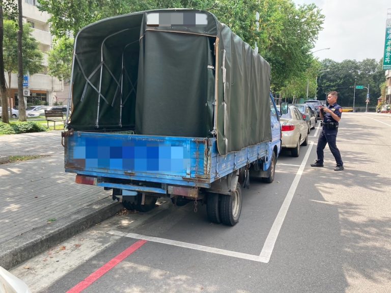 全市巡查蒐證！中市府祭鐵腕打擊「無牌車」占用車格 第一時間拖吊清除