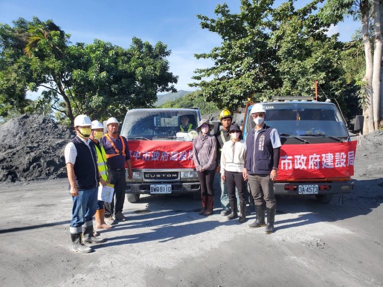 台中隊續馳援花蓮！中市府救災團員舉家入志工「鏟子超人」行列 義舉當地民眾動容