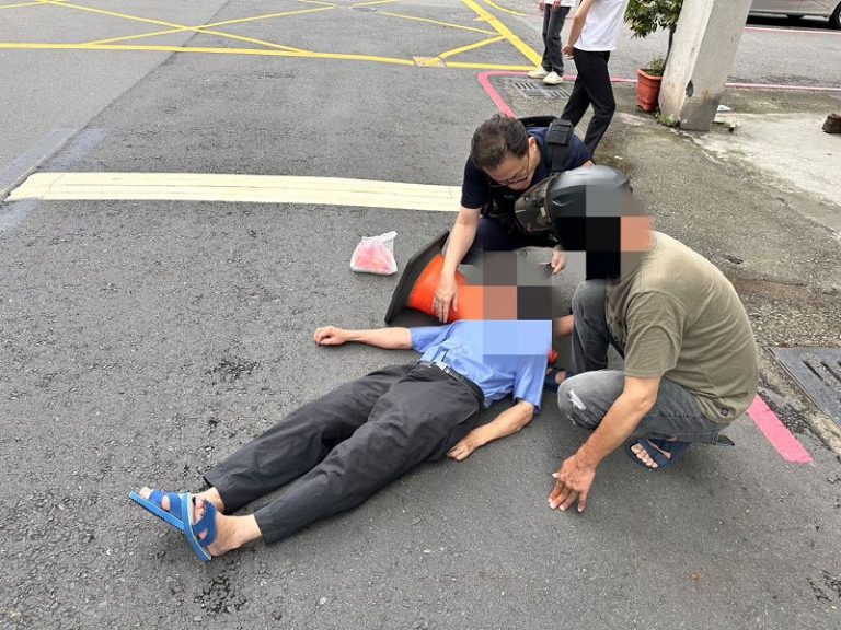 父親倒臥家門前 福德警及時伸援