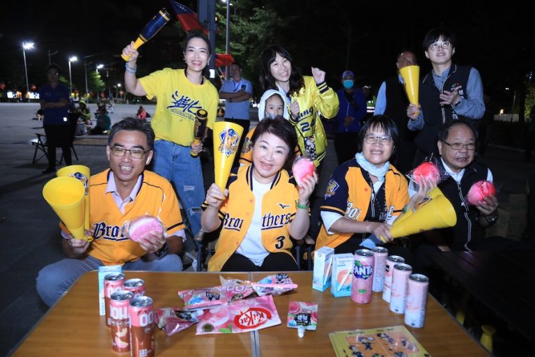強風擋不住黃潮！盧市長陪球迷應援台灣大賽 市府前廣場1300吋超大螢幕熱血直播