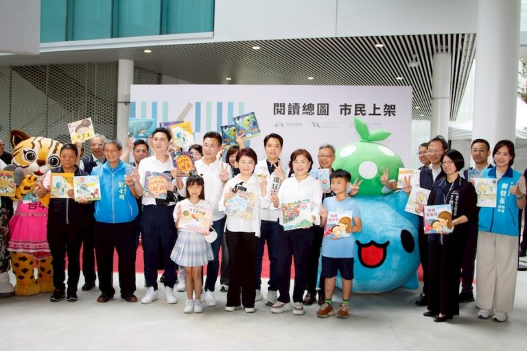 綠美圖「閱讀台中隊」 開啟總館新篇章！ 盧市長與市民接力 「上架新書」：迎接世界級圖書館
