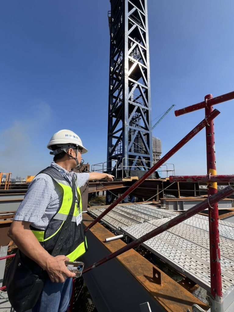 西屯私人建築工地軟管掉落 中市都發局勒令停工、加重裁罰3.6萬