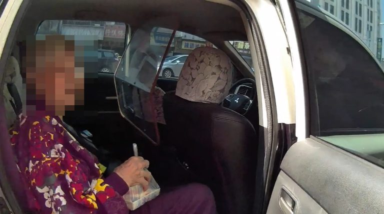 8旬婦人迷路又跌倒 暖警安撫情緒護送返家