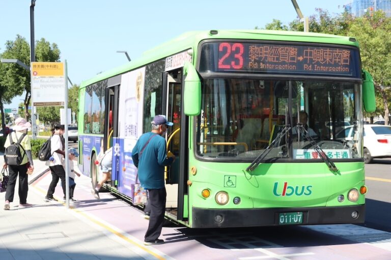 中市公車評鑑出爐！ 1家優等、11家甲等 市府交通局：強化行人安全與服務品質