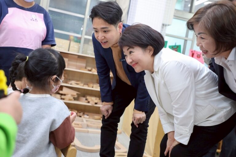 家長感動到紅眼框！木製桌椅開放學生免費領用 盧市長：持續努力改善孩子學習環境