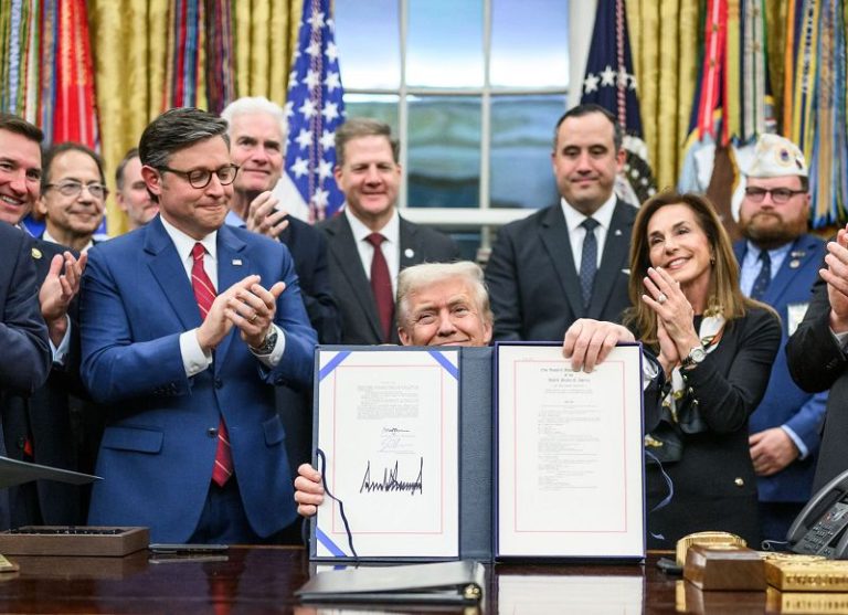 川普簽署妥協撥款法案　終結美國史上最長43天政府停擺