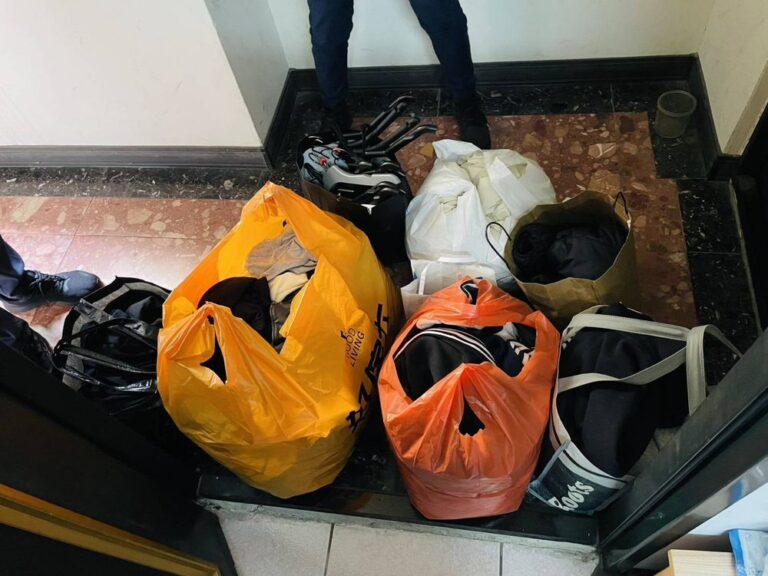 識貨賊專挑名牌！百貨NIKE、ADIDAS連環遭竊　警逮捕2嫌還查出毒品