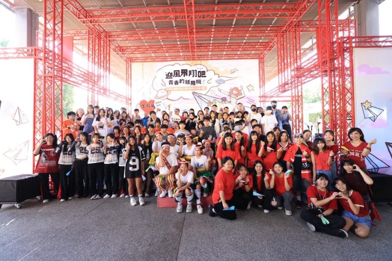 迎風起飛！台中青少年登台秀自我　共慶國際兒童人權日