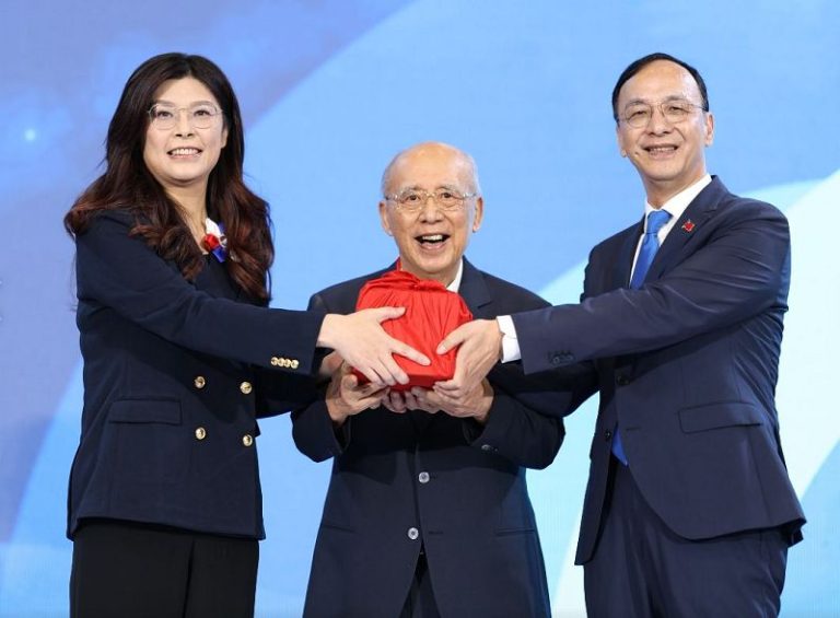 鄭麗文接國民黨主席盼全黨成獅群