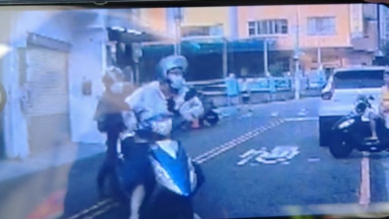 騎機車左轉時遭人後方追撞  一回頭那個人飄走了……肇逃！