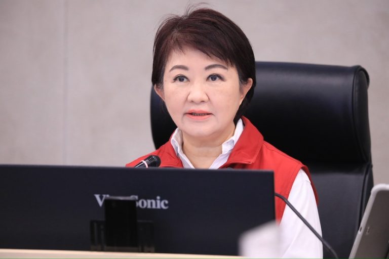 鳳凰颱風路徑飄忽不定 盧市長坐鎮災害應變中心：市民家人勿掉以輕心