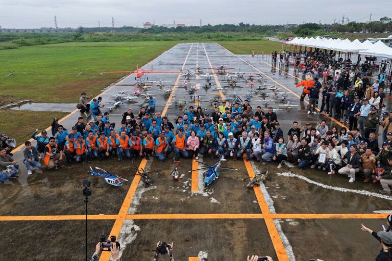 2025屏東航空嘉年華登場 無人機、直升機群飛震撼全台