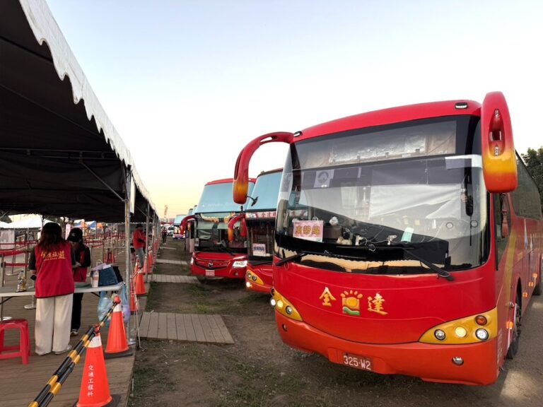 2025新社花海圓滿落幕 中市交通局接駁車攜手鏡頭君同步疏運順暢