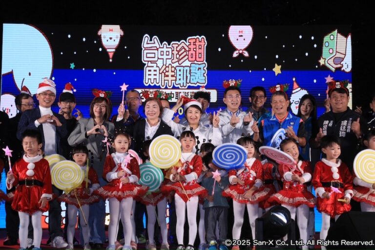 史上最甜！台中耶誕嘉年華18公尺高「耶誕珍甜」耶誕樹璀璨點燈 盧市長：最萌打卡新地標誕生