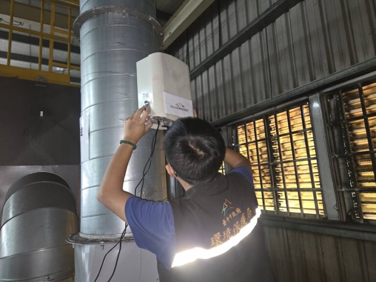 中市府導入「微型感測器」 助企業花小錢掌握煙囪動態防空污