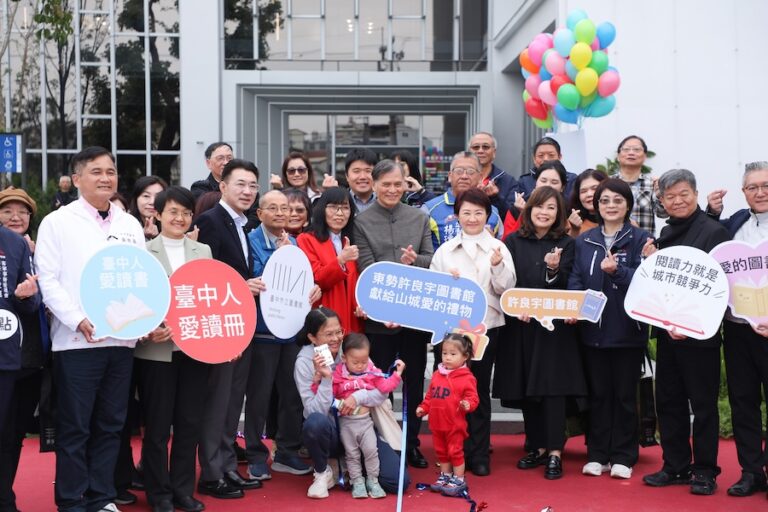 獻給市民「愛的禮物」！東勢「許良宇圖書館」開館 盧市長：用愛照顧山城學子