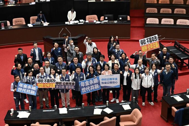 立院三讀停砍公立學校教職員年金　自113年提前停降退休所得替代率