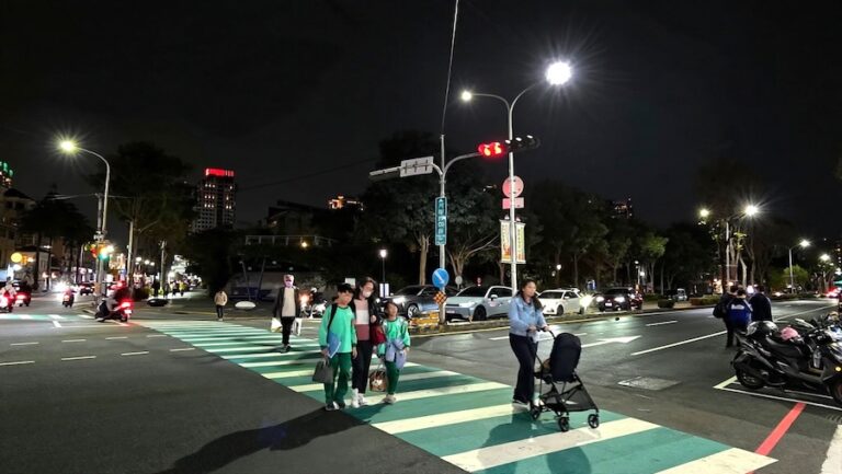 點亮城市賺「綠金」！台中首案路燈換裝取得碳權　減碳效益等同種百萬棵樹