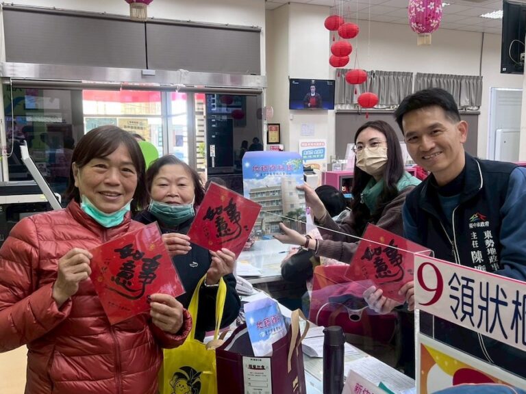 東勢地政假日換狀不打烊! 贈春聯更添年味