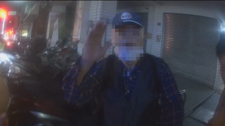 9旬老翁寒夜拉著購物車茫然佇立路口，暖警護送返家